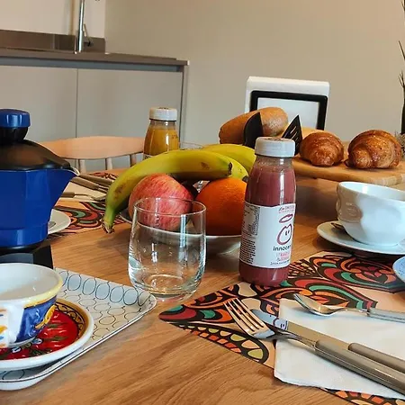 Hostdomus - Lagrange Luxury Apartment