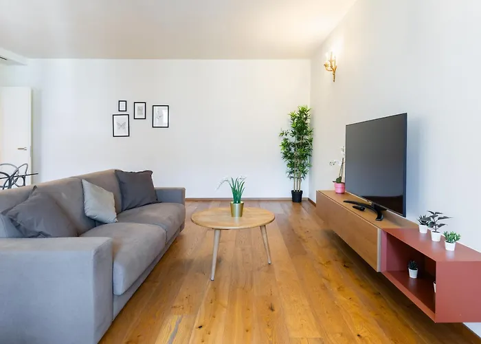 Hostdomus - Lagrange Luxury Appartement *