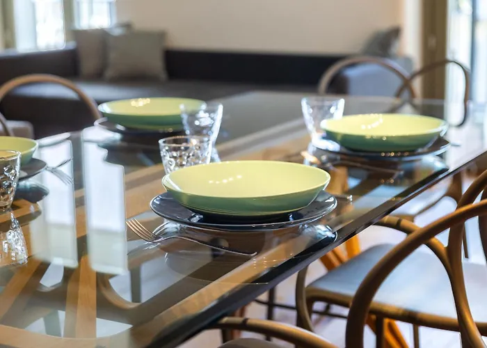 Hostdomus - Lagrange Luxury Apartment